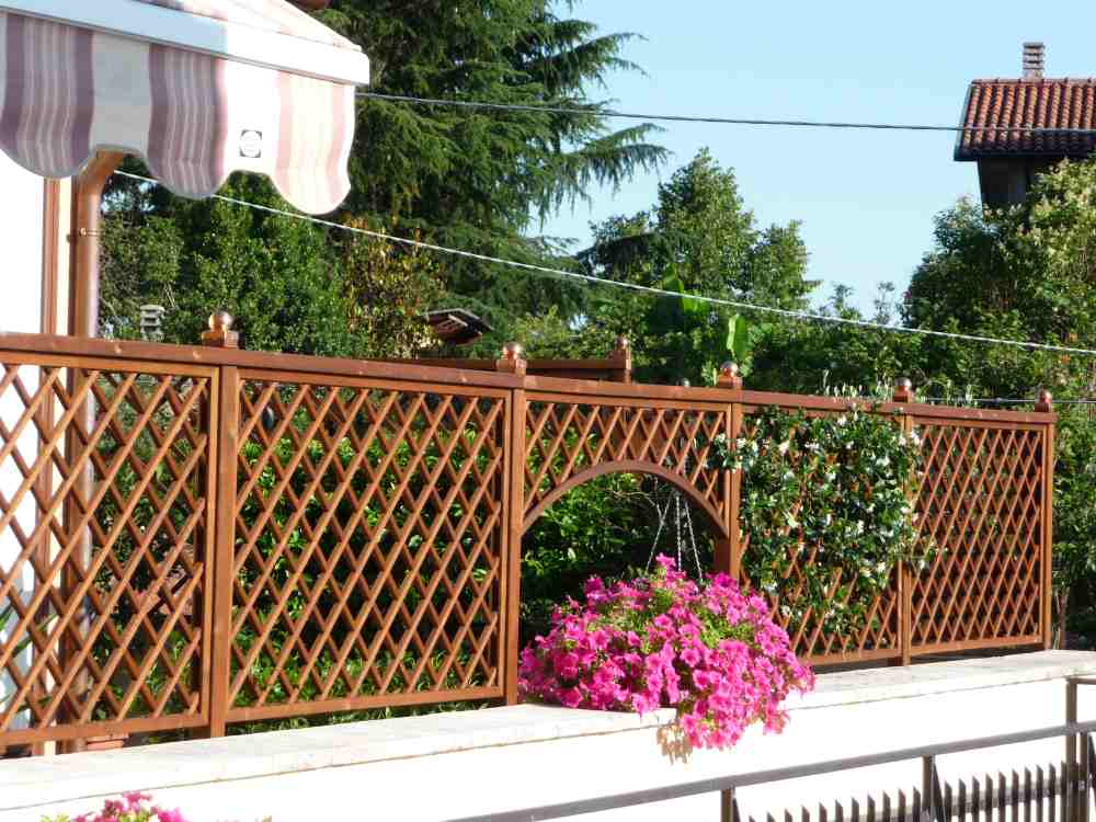 Grigliati in legno per balcone - Grigliati per giardino - Griglie per il  balcone in legno