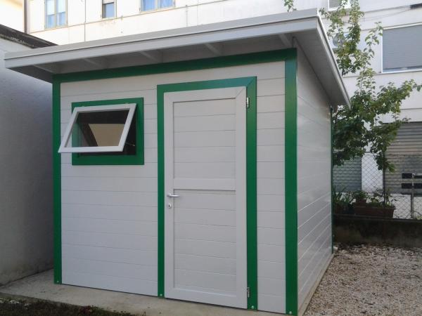 FOTO 38 casetta a pareti colorata con tetto ad una pendenza cm 250x 200 con aggiunta di : laccatura bianca, bordi verdi, grondaie.